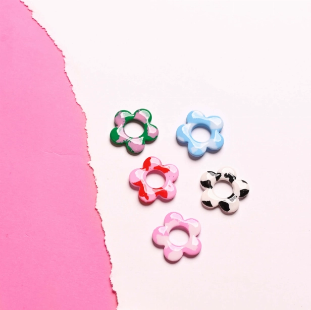 ZAWIESZKI do kolczyków MINI kwiatki w krowie ciapki, polimery jewellery.jpg